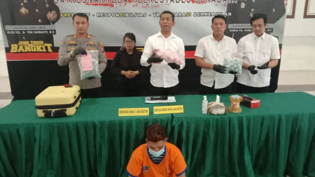 Polisi meringkus AB alias Tami warga Jalan Kedung Cowek Surabaya, yang merupakan kurir ekstasi dengan total 12,6 ribu butir. (Dian Kurniawan/Liputan6.com)