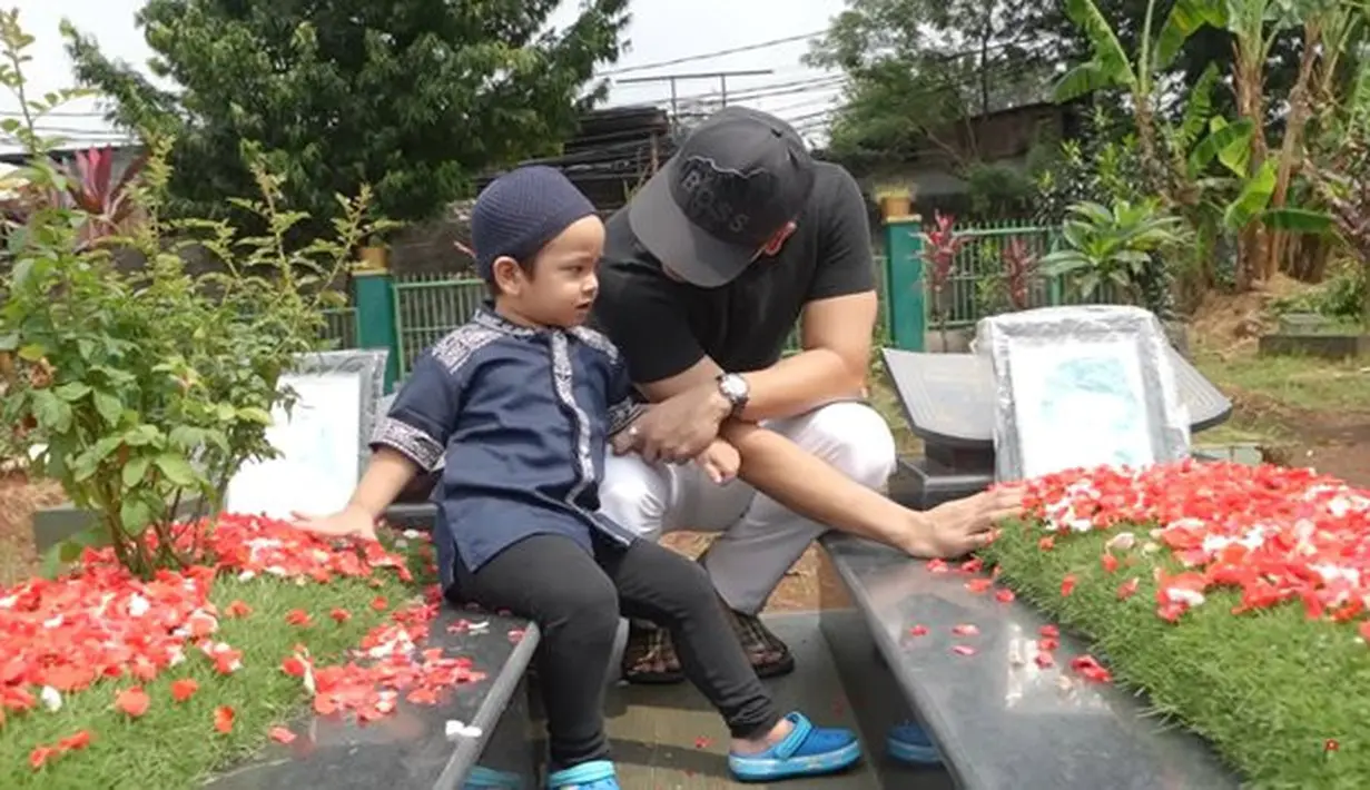 Netter ikut nyesek melihat Gala ziarah di hari ulang tahun Vanessa. Hari itu juga bertepatan dengan Hari Ibu pada 22 Desember 2022. [YouTube Fadly Faisal]