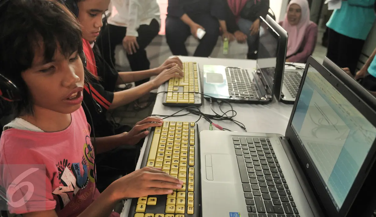 Siswa tuna netra di Yayasan Mitra Netra menujukan keterampilan mengoperasikan komputer, Jakarta, Jumat (17/2). Yayasan Mitra Netra gelar festival Mitra Netra 2017 yang menampilkan beragam keterampilan siswa tuna netra. (Liputan6.com/Yoppy Renato)