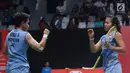 Ganda puteri Indonesia, Greysia Polii/Apriyani Rahayu usai melawan Tania O Kusumah/Vania A Sukoco pada babak pertama Indonesia Masters 2018 di Istora Senayan, Jakarta, Rabu (24/1). Greysia/Apriyani unggul 21-6, 21-18. (Liputan6.com/Helmi Fithriansyah)