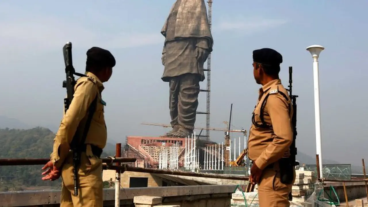 Patung Sardar Vallabhbhai Patel, tokoh kunci perjuangan kemerdekaan India, berdiri tegak setinggi 182 meter di Gujarat (AP/Ajit Solanki)