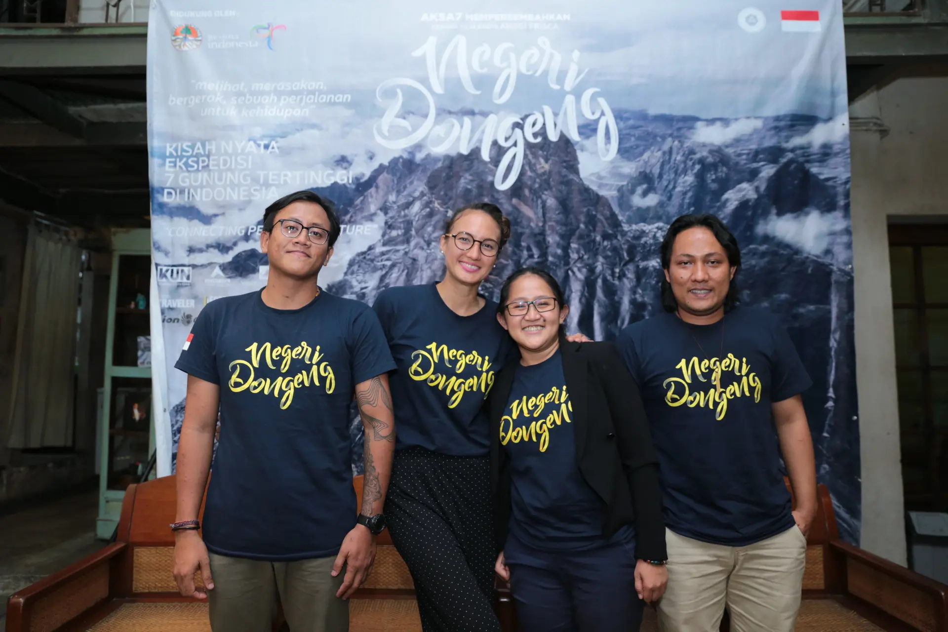 Film Negeri Dongeng merupakan film dokumenter yang dibuat oleh tujuh sineas muda saat proses mendaki tujuh puncak tertinggi di Indonesia. Film disutradarai Anggi Frisca, rencananya tayang di bioskop mulai tanggal 26 Oktober 2017.(Adrian Putra/Bintang.com)