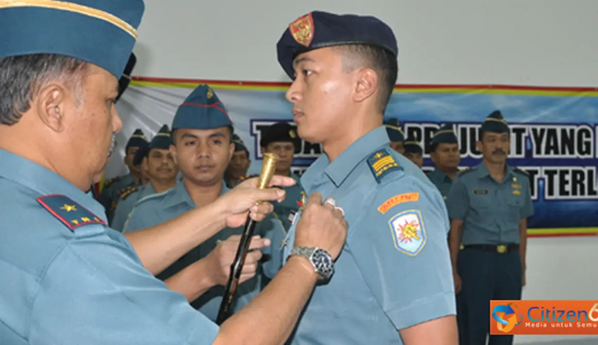 Citizen6, Surabaya: Penutupan dan penyematan brevet berlogo kapal atas air dengan bintang merah diatasnya tersebut, dipimpin langsung Komandan Kodikopsla Laksamana Pertama TNI Yayat Achmat Hadirat. (Pengirim: Penkobangdikal)
