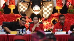 Ketua Umum PDIP, Megawati Soekarno Putri (tengah) saat rapat koordinasi penetapan pasangan Cagub dan Cawagub Bali di Jakarta, Sabtu (11/11). PDIP mengusung I Wayan Koster dan Tjokorda Oka Arthadan di Pilgub Bali 2018. (Liputan6.com/Helmi Fithriansyah)
