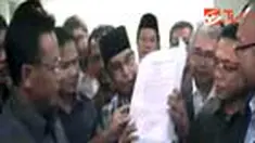 Menko Polhukam Djoko Suyanto menyerahkan pengembalian kewarganegaraan Republik Indonesia untuk mantan tokoh GAM Hasan Tiro di Banda Aceh, Nanggroe Aceh Darussalam, siang tadi. Sertifikat tidak bisa diterima langsung Hasan Tiro karena masih dirawat di RSU 