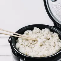 Pemerintah akan membagikan secara gratis Alat Memasak Berbasis Listrik (AML) yang berbentuk penanak nasi (rice cooker). Foto: Freepik