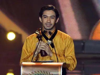 Aktor Reza Rahadian meraih penghargaan sebagai Pemeran Utama Pria Terpuji Festival Film Bandung (FFB) 2016 lewat perannya dalam film My Stupid Boss, di Monumen Perjuangan Rakyat Jawa Barat, Sabtu (24/9). (Liputan6.com/Herman Zakharia)
