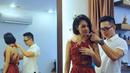 Andien sedang mencoba kostum warna merah karya Desainer Hian Tjen di Pluit, Jakarta,  Rabu (12/8/2015). Menjelang konser tunggal pada September bertajuk 15 Tahun Metamorfosa Andien, Andien mencoba beberapa kostum. (Liputan6.com/Herman Zakharia)