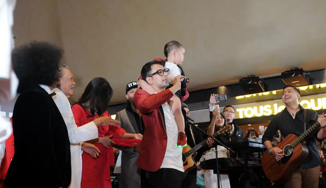 Bagi Raffi, menggunakan helikopter bukan yang pertama. Beberapa kali ia menggunakan helikopter tersebut untuk meminimalisir waktu tempuh ditengah padatnya melakukan aktifitasnya. Sedangkan bagi Nagita, merupakan hal baru. (Daniel Kampua/Bintang.com)