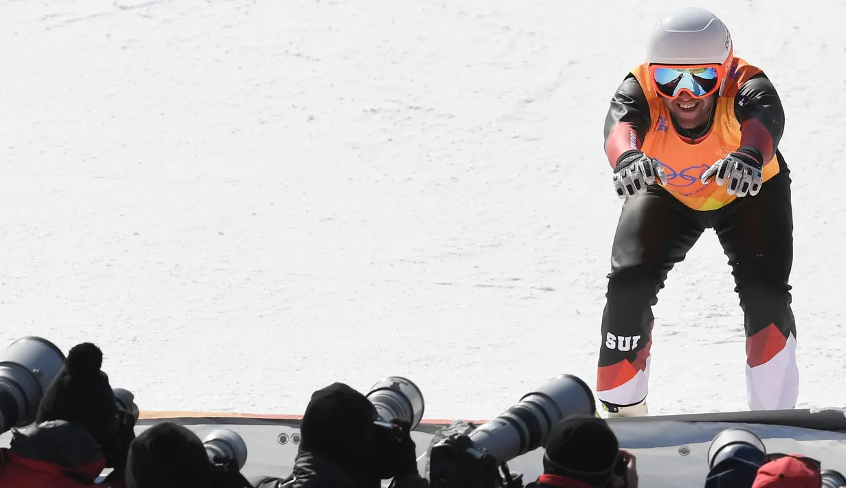 Atlet Marc Bischofberger dari Swiss bergaya dihadapan fotografer setelah menempati posisi kedua di cross ski pria dalam final di Olimpiade Musim Dingin Pyeongchang 2018 di Phoenix Park di Pyeongchang (21/2). (AFP Photo/Loic Venance)
