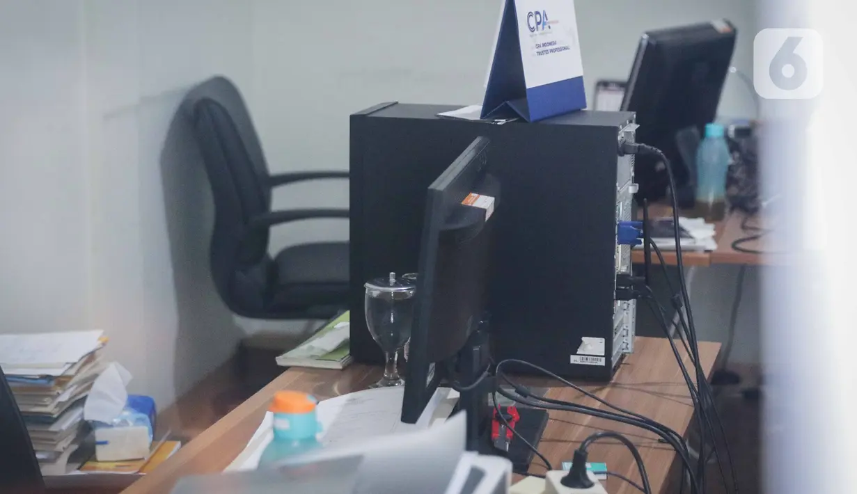 Bagian dalam ruang kerja salah satu komisioner KPU Wahyu Setiawan yang disegel KPK usai penggeledahan di Kantor KPU sementara, Jakarta, Kamis (9/1/2020).  Penggeledahan dan penyegelan terkait operasi tangkap tangan (OTT) KPK terhadap Wahyu pada 8 Januari kemarin. (Liputan6.com/Faizal Fanani)