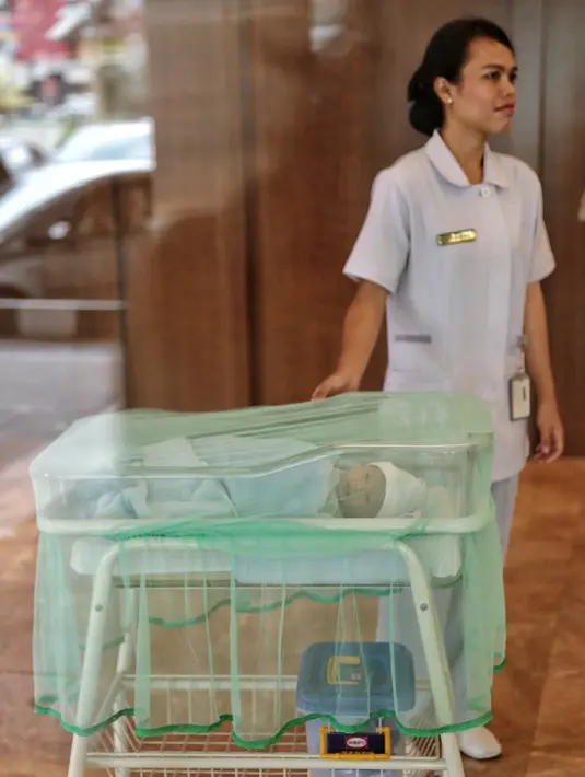 Seorang suster mendorong bok bayi Nord. Rini mengaku bahwa sang suami yang pertama mengendong bayinya tersebut. (Adrian Putra/Bintang.com)