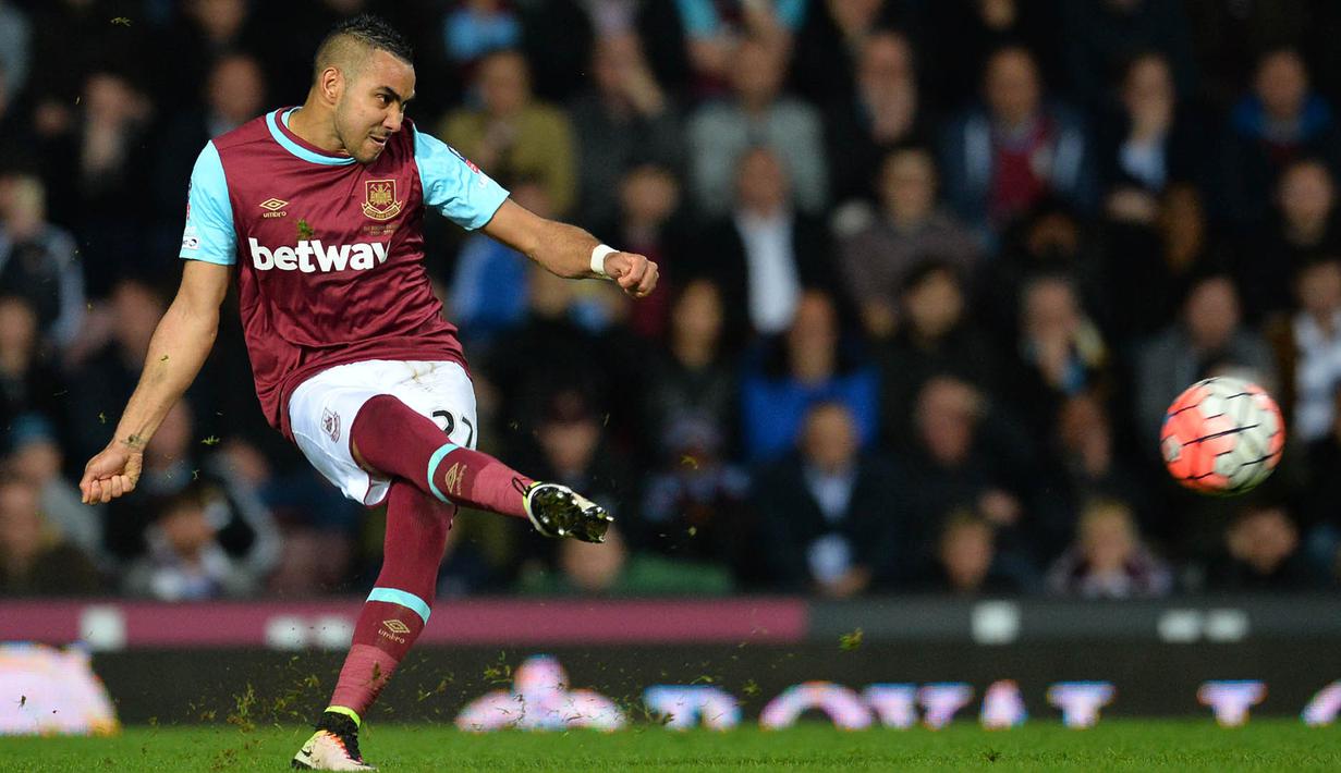 1. Dimitri Payet (West Ham) - Gagal mendapatkan pemain 29 tahun ini pada musim panas, kini Chelsea coba kembali melakukan pendekatan. Dana 40 juta pounds  siap dikeluarkan The Blues untuk mendapatkan gelandang Prancis tersebut. (AFP/Glyn Kirk)