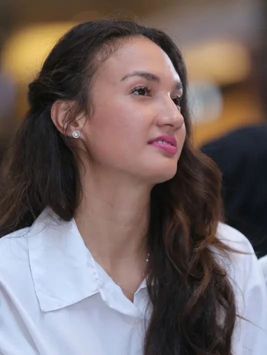 "Kalau cincin, jujur karena aku baru menikah jadi pasti aku pakai. Ini cincin pertama yang aku pakai," ujar Nadine Chandrawinata.  (Adrian Putra/Bintang.com)