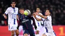 Gelandang Troyes, Karim Azamoum, mencoba merebut bola dari gelandang PSG, Marco Verratti, pada laga Ligue 1 Prancis di Stadion Parc des Princes, Paris, Rabu (29/11/2017). PSG menang 2-0 atas Troyes. (AFP/Franck Fife)