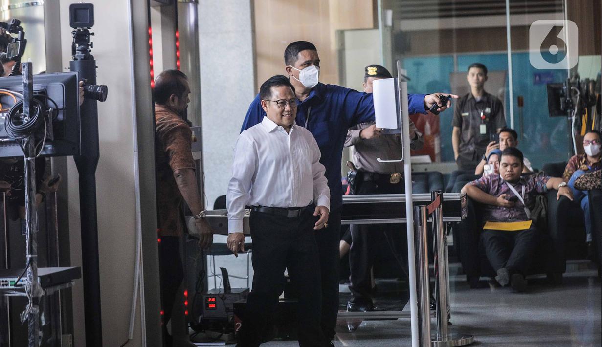 Cak Imin yang mengenakan kemeja putih bercelana hitam ini mengaku sehat dan siap diperiksa penyidik. (Liputan6.com/Faizal Fanani)