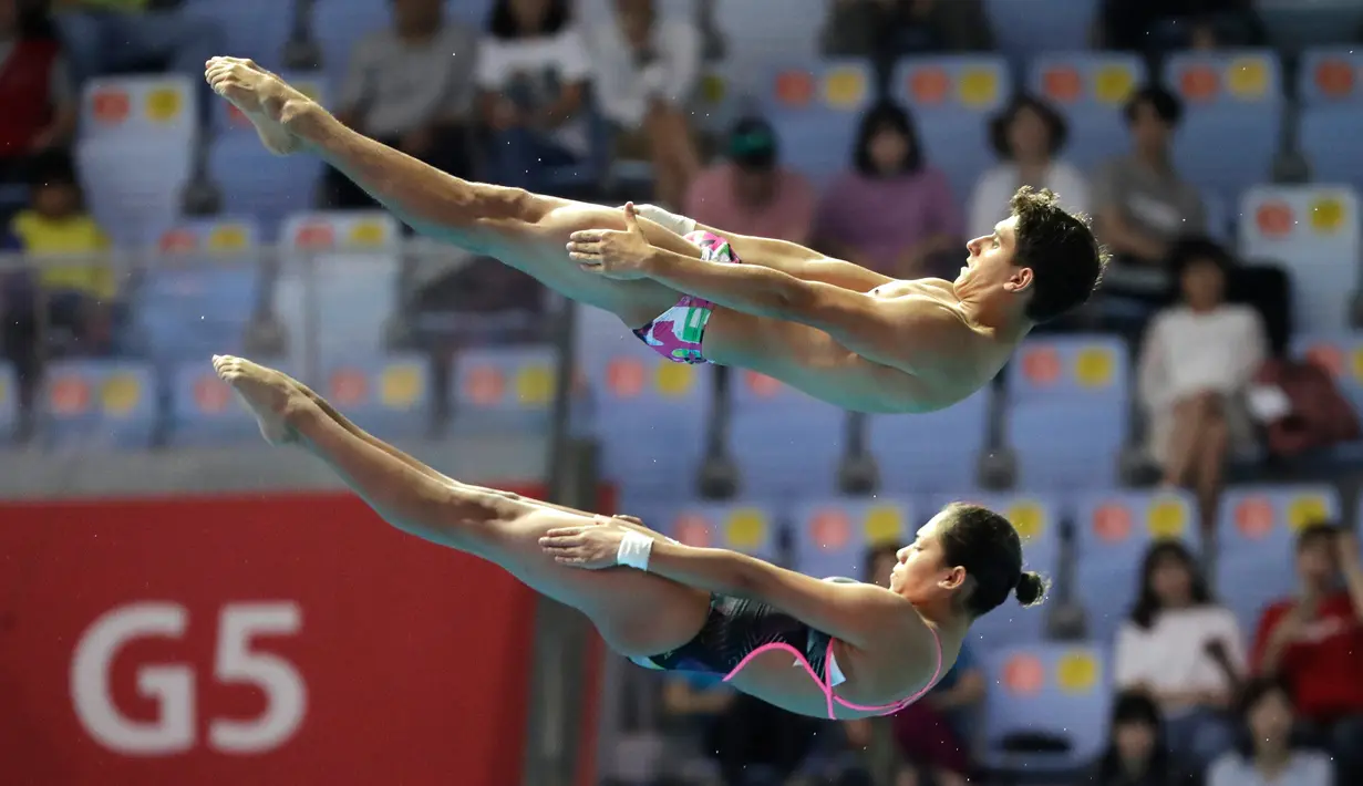 Aksi atlet loncat Meksiko, Maria Jose Sanchez Moreno dan Jose Balleza Isaias saat tampil pada babak final platform sinkronisasi 10 meter campuran di Kejuaraan Renang Dunia, Gwangju, Korea Selatan, Sabtu (13/7/2019). (AP Photo/Lee Jin-man)