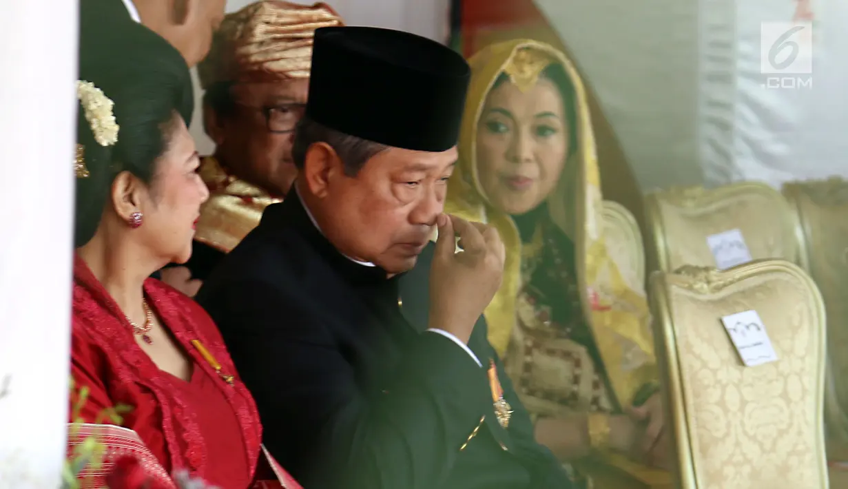 Presiden RI ke-6, Susilo Bambang Yudhoyono dan Ani Yudhoyono menghadiri upacara peringatan kemerdekaan di Istana Merdeka, Kamis (17/8). Ini pertama kalinya SBY menghadiri upacara di Istana setelah lengser sebagai Presiden. (Liputan6.com/Pool)
