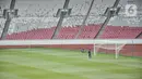 Aktivitas pekerja saat perawatan lapangan Stadion Utama Gelora Bung Karno Senayan, Jakarta Pusat, Kamis (12/1/2023). Perawatan kebersihan Stadion berkapasitas 88.083 penonton tersebut dilakukan secara rutin jelang pertandingan Internasional Sepakbola U-20 di Indonesia yang diikuti 24 negara untuk ajang bergengsi sepak bola yang akan berlangsung 20 Mei hingga 11 Juni 2023 mendatang. (merdeka.com/Iqbal S Nugroho)