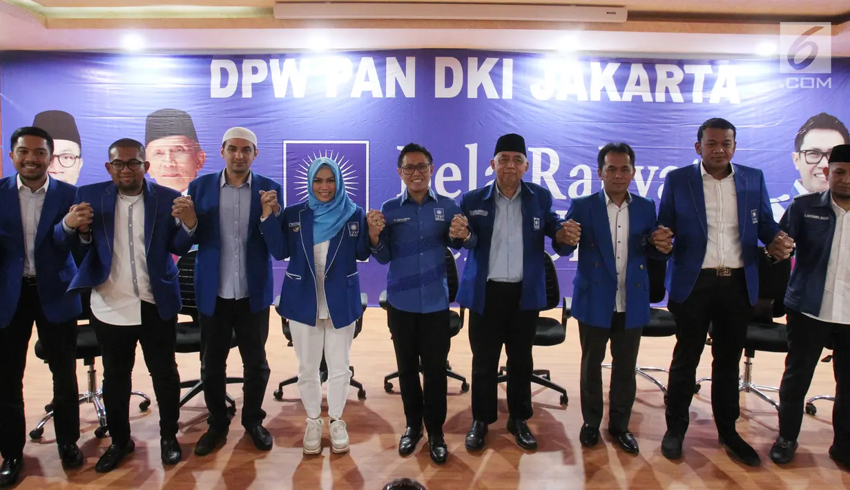 Ketua DPW Partai Amanat Nasional Eko Hendro Purnomo (Eko Patrio) foto bersama dengan Caleg terpilih usai jumpa pers di Sekretariat DPW PAN, Jakarta Timur, Senin (20/5). Berkat dukungan dan kerja keras semua pihak, PAN Jakarta mengalami peningkatan yang sangat significant. (Liputan6.com/HO/Soni)