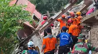 Dua orang ditemukan meninggal dunia dan empat korban masih hilang tertimbun longsoran di Kampung Sinarsari, Kelurahan Empang, Kecamatan Bogor Selatan, Kota Bogor pada Selasa (14/3/2023) malam. (Foto:Liputan6/Achmad Sudarno)