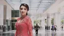 Detail bordiran dan payet yang menghiasi kebaya Tsania, memberi impresi elegan dan mewah pada penampilannya. Untuk bawahan, Tsania memilih kain batik warna selaras. [@tsaniamarwa54].
