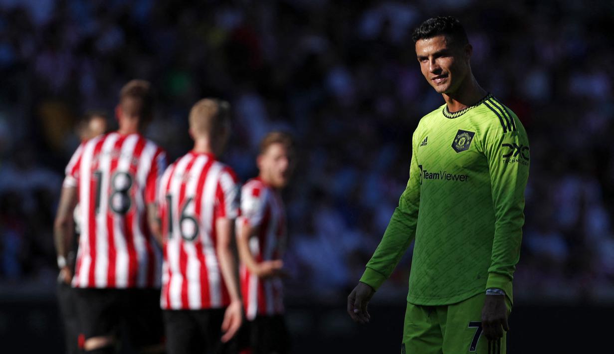 Reaksi pemain Manchester United, Cristiano Ronaldo setelah gagal mencetak gol ke gawang Brentford pada laga pekan kedua Liga Inggris 2022/2023 di Gtech Community Stadium, Sabtu (13/8/2022) WIB. Skuad asuhan Erik ten Hag takluk dengan skor 0-4 dari tim papan tengah tersebut. Empat gol Brentford dicetak oleh Josh Dasilva (10'), Mathias Jensen (18'), Ben Mee (30'), dan Bryan Mbeumo (35'). (AFP/Ian Kington)