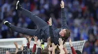 Pelatih Leicester City, Brendan Rodgers, diangkat para pemain saat selebrasi juara Piala FA di Stadion Wembley, Sabtu (15/5/2021). The Foxes menang dengan skor 1-0. (AP/Kirsty Wigglesworth, Pool)