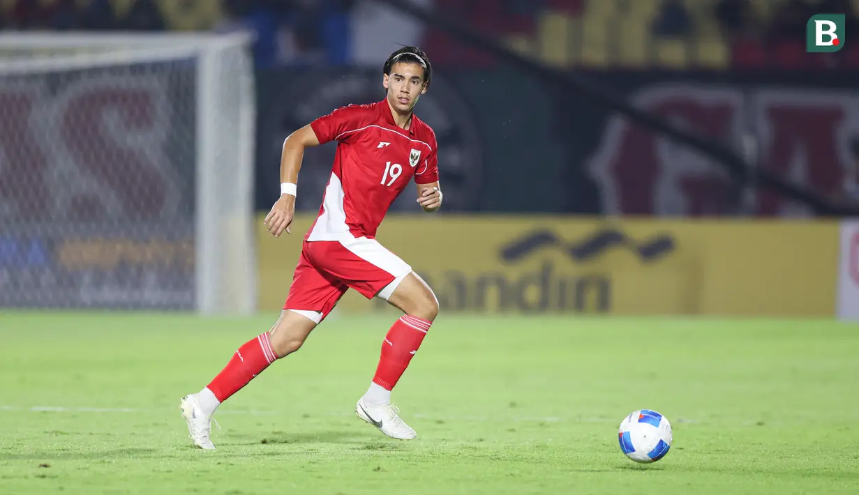 Pemain Timnas Indonesia U-23, Dion Markx  mengejar bola saat laga Gurp J Kualifikasi Piala Asia U-23 2026 melawan Makau di Gelora Delta Sidoarjo, Sabtu (06/09/2025). (Bola.com/Abdul Aziz)
