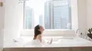 Shandy Aulia tampak begitu menikmati saat dirinya menghabiskan waktu dengan mandi di dalam bathtub. (Foto: instagram.com/shandyaulia)