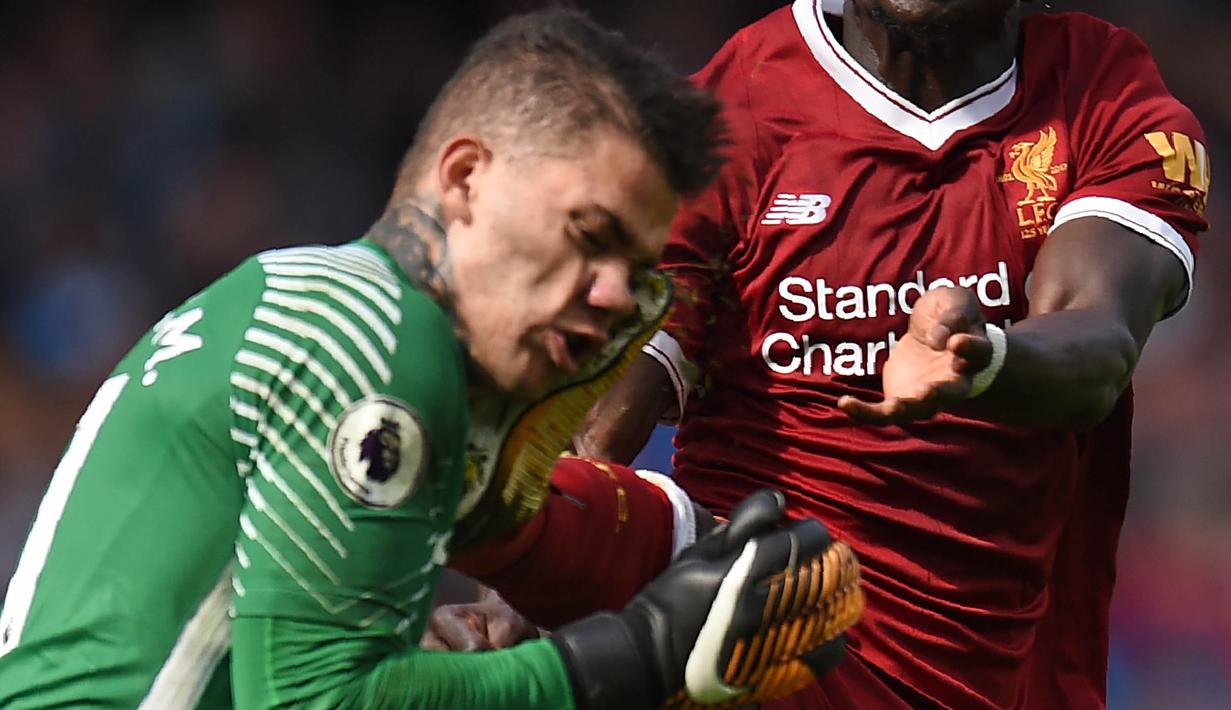 Kaki dari penyerang Liverpool, Sadio Mane, mendarat di wajah kiper Manchester City, Ederson Moraes, pada laga Premier League di Stadion Ettihad, Manchester, Sabtu (9/9/2017). Akibat insiden ini Ederson mengalami luka parah. (AFP/Oli Scarff) 
