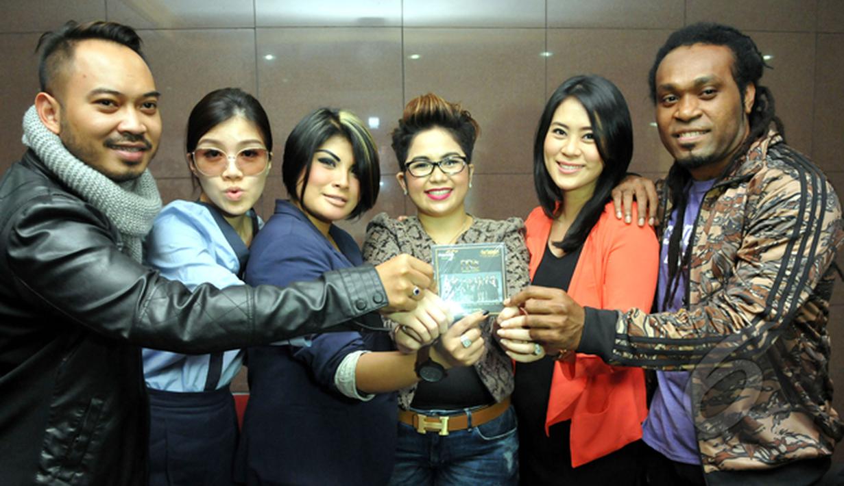 Alumni angkatan pertama salah satu ajang pencarian bakat membuat grup musik bernama FIRE (First Idol REunion), Jakarta, Jumat (23/1/2015). (Liputan6.com/Panji Diksana)