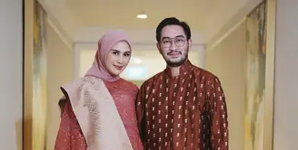 Dengan tema &ldquo;Koral Merona&rdquo;, keduanya mengenakan koleksi terbaru Puspa Senandika dari @svarna_byikatindonesia milik Didiet Maulana, yang memadukan keanggunan budaya tradisional dengan sentuhan gaya kontemporer. [@wanda_haraa/@didietmaulana].