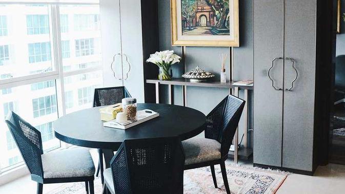 Ruang makan apartemen karya Miveworks. (dok. Arsitag.com)
