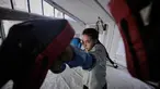 Rahaf Abu Hasira, 14 tahun, saat berlatih di klub tinju wanita yang didirikan di dalam tenda di Kota Gaza, Selasa 5 Mei 2026. (AP Photo/Jehad Alshrafi)