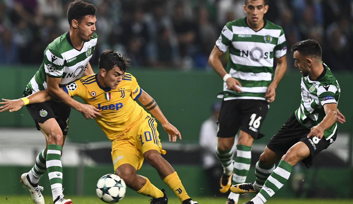 Striker Juventus, Paulo Dybala, berusaha melewati kepungan pemain Sporting CP pada laga Liga Champions di Stadion Jose Alvalade, Lisbon, Selasa (31/10/2017). Kedua klub bermain imbang 1-1. (AFP/Patricia De Melo Moreira)