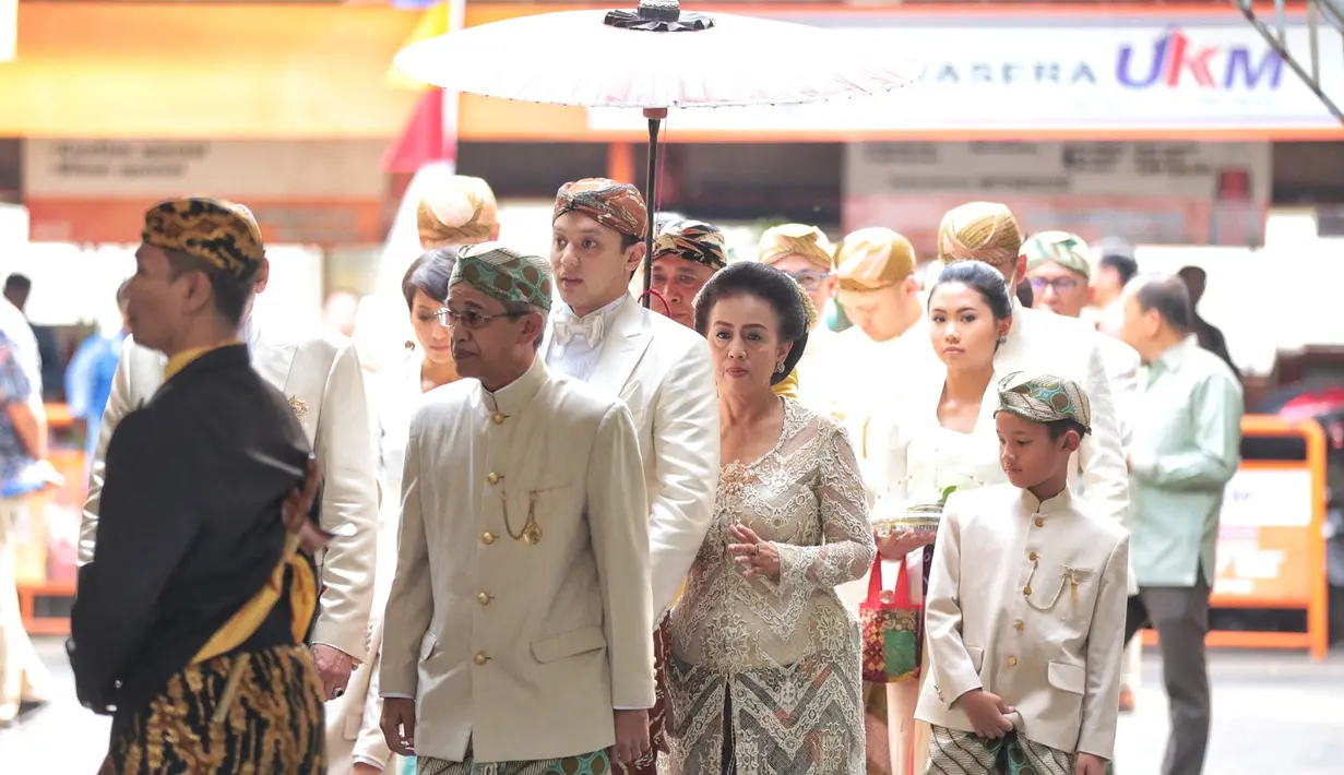 Terlihat ikut dalam rombongan bintang film Warkop DKI Reborn, Tora Sudiro. Selain itu, ada kakak Moreno yang merupakan suami dari artis Marcella Zalianty, Ananda Mikola. Keduanya juga mengenakan busana sama dengan pengantin pria.(Adrian Putra/Bintang.com)