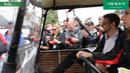 Pebalap McLaren asal Inggris, Jenson Button, melempar senyumnya kepada penggemar saat melintasi area fan zone jelang GP Australia di Sirkuit Albert Park, Melbourne, Sabtu (19/3/2016). (Bola.com/Yus Mei Sawitri)