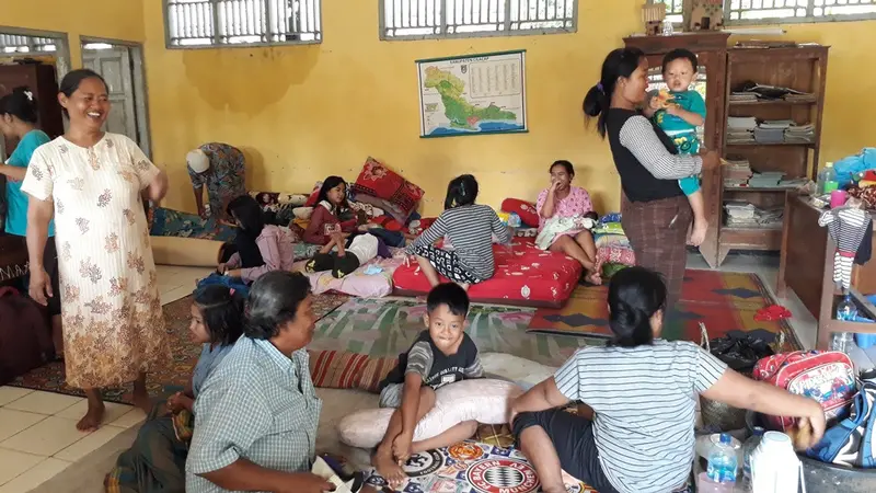 Ribuan jiwa mengungsi dalam banjir Cilacap, 18 November 2020. (Foto: Liputan6.com/Muhamad Ridlo)