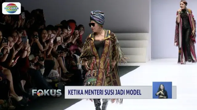 Menteri Kelautan dan Perikanan Susi Pudjiastuti peragakan baju Anne Avantie di Jakarta Fashion Week 2019.