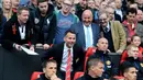 Ryan Giggs (berdasi) duduk di bangku bersama mantan pemain Manchester United lainnya yang kini menjadi staff pelatih tim yang bermarkas di Old Trafford, Inggris (27/4/2014). (REUTERS/Nigel Roddis)