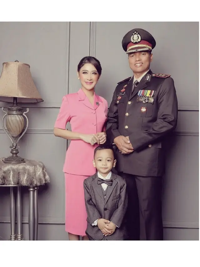 Jadi Ibu Bhayangkari, Ini 6 Pesona Uut Permatasari Kenakan Seragam