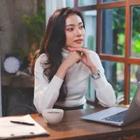 Ilustrasi perempuan overthinking/copyrghtshutterstock/CardIrin