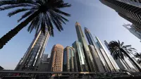 Hotel Gevora (tengah) yang memiliki 75 lantai dengan tinggi bangunan mencapai 356 meter, di Sheikh Zayed Road, Dubai, Minggu (11/2). Dubai baru saja kembali mengumumkan pembukaan hotel baru, Gevora, yang menjadi hotel tertinggi di dunia. (KARIM SAHIB/AFP)