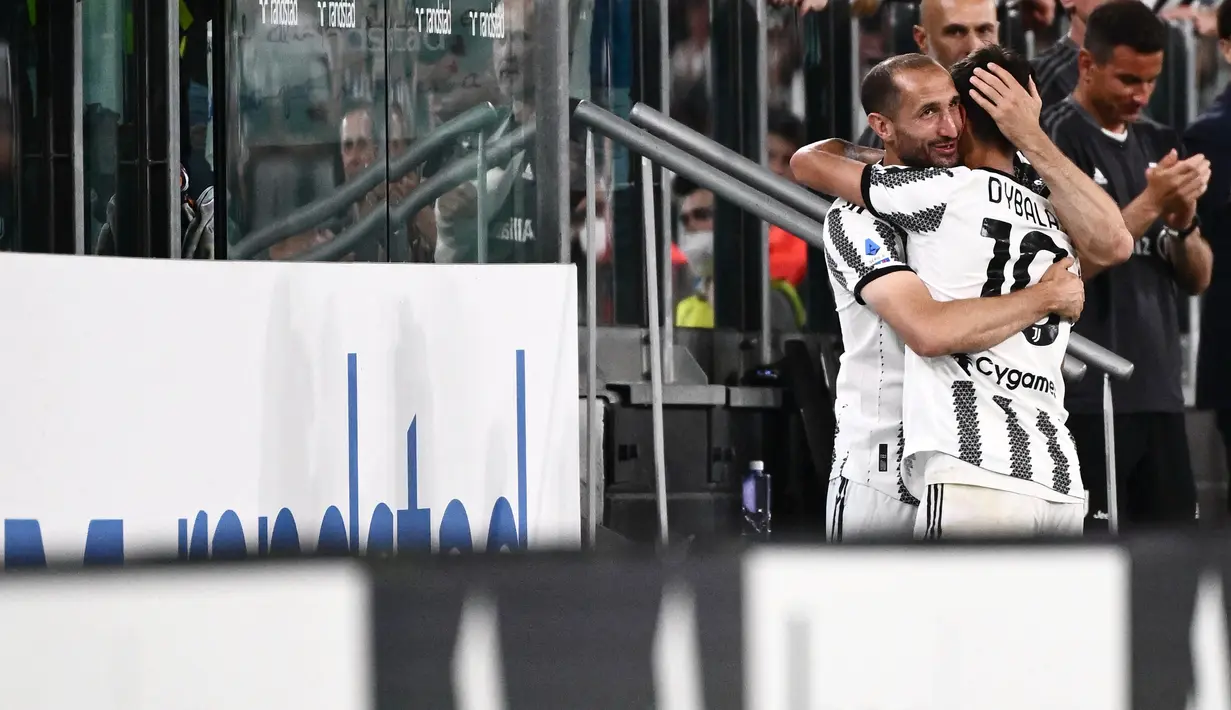 Pertandingan Juventus melawan Lazio menjadi laga spesial bagi Giorgio Chiellini dan Paulo Dybala. Laga tersebut menjadi momen perpisahan kedua pemain, yang melakoni laga terakhirnya di Allianz Stadium.