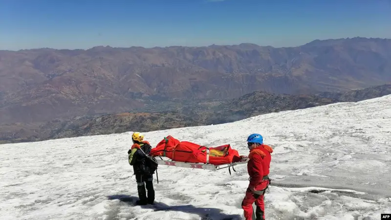 Petugas kepolisian mengevakuasi jenazah pendaki asal AS William Stampfl, yang dilaporkan hilang sejak Juni 2002, di wilayah Ancash, yang berjarak 400 kilometer dari Lima, Peru, pada 8 Juli 2024. (Foto: Handout/Peruvian National Police/AFP)