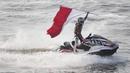 Aqsa Sutan Aswar melakukan selebrasi berhasil menyumbangkan medali emas Asian Games 2018 cabang olahraga Jetski di Pantai Ancol, Jakarta, Minggu (26/8/2018). (Bola.com/Vitalis Yogi Trisna)