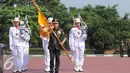 Jenderal TNI Moeldoko bersiap menyerahkan panji kepada Jenderal TNI Gatot Nurmantyo saat Serah Terima Jabatan Panglima TNI di Mabes TNI Jakarta, Selasa (14/7/2015). Sertijab ini tindak lanjut Keppres No 49/TNI/2015. (Liputan6.com/Helmi Fithriansyah)