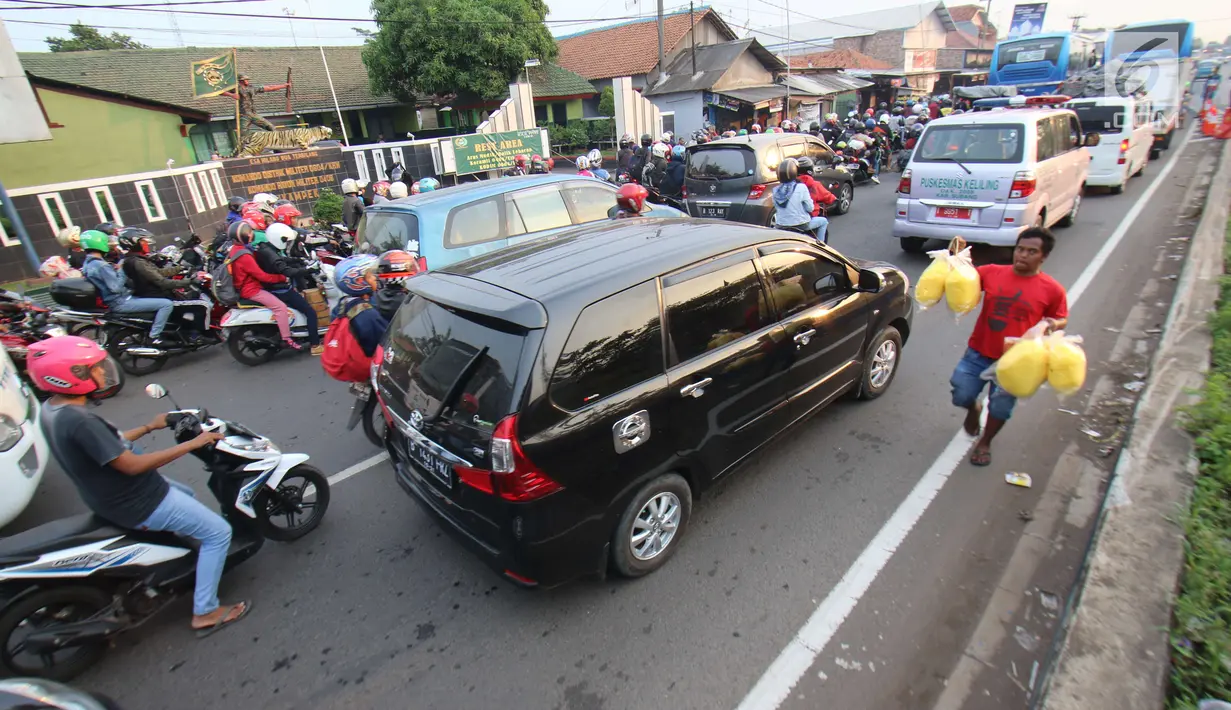 Sejumlah kendaraan terjebak macet di jalan Jendral Sudirman,Cikampek,  Jawa Barat, Sabtu (7/1). H+6 arus balik lebaran kendaraan memadati jalur Cikampek ke arah Cikarang, Bekasi dan Jakarta. (Liputan6.com/Helmi Afandi)