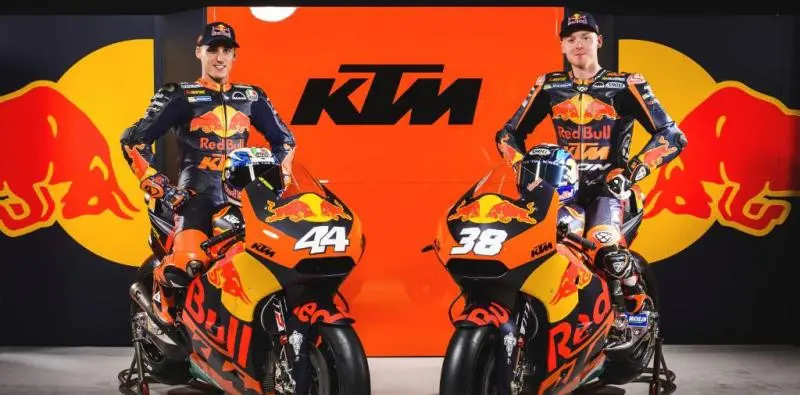 Dua pebalap Red Bull KTM untuk MotoGP 2017, Pol Espargaro (kiri) dan Bradley Smith. (Bola.com/Twitter/RBContentPool)